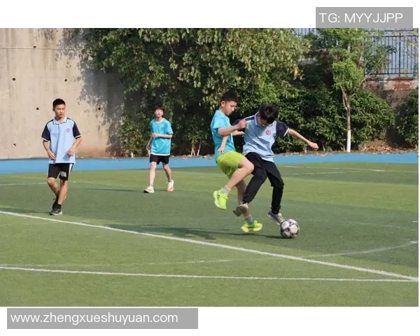 足球课堂精彩瞬间展示学生们的热情与团队合作精神